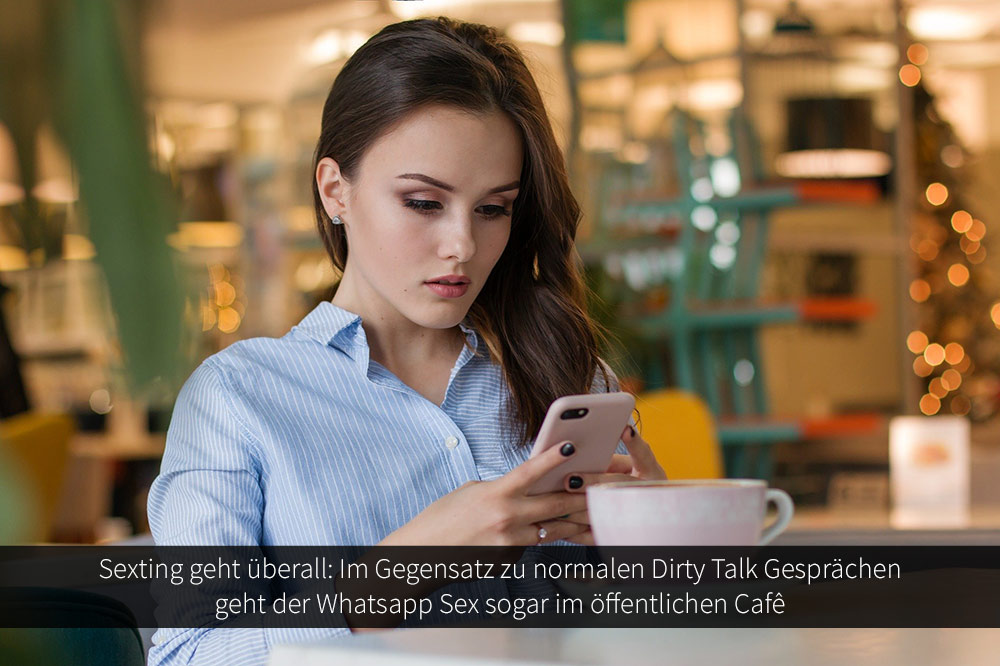 Sexting geht überall: Im Gegensatz zu normalen Dirty Talk Gesprächen geht der Whatsapp Sex sogar im öffentlichen Cafê